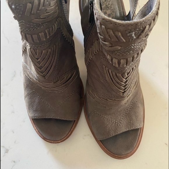 VINCE CAMUTO Women’s Dark Brown Karinta Ankle Bootie 7 - Picture 2 of 6